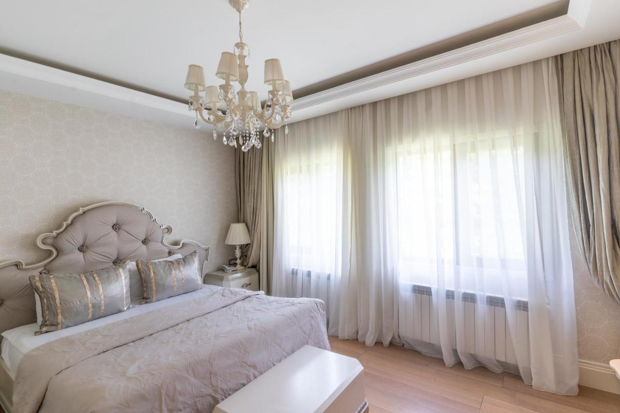 גאלבה Qafqaz Riverside Hotel מראה חיצוני תמונה Curtains in a bedroom