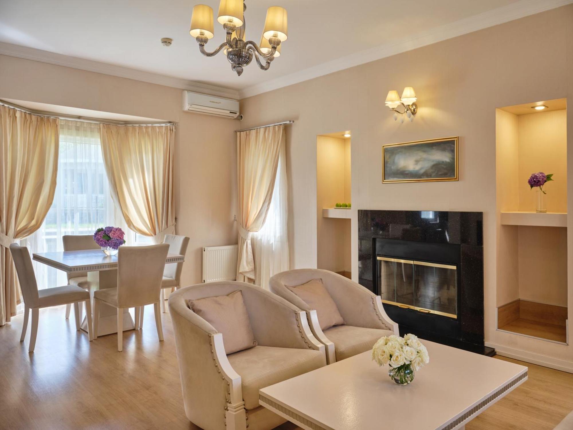 גאלבה Qafqaz Riverside Hotel מראה חיצוני תמונה A living room with a fireplace