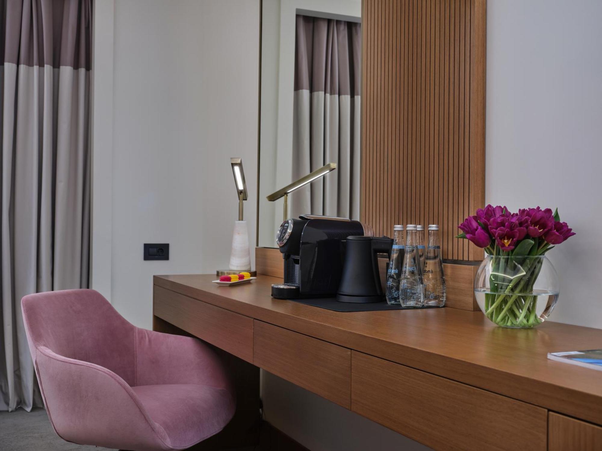 גאלבה Qafqaz Riverside Hotel מראה חיצוני תמונה A Nespresso machine in a hotel room