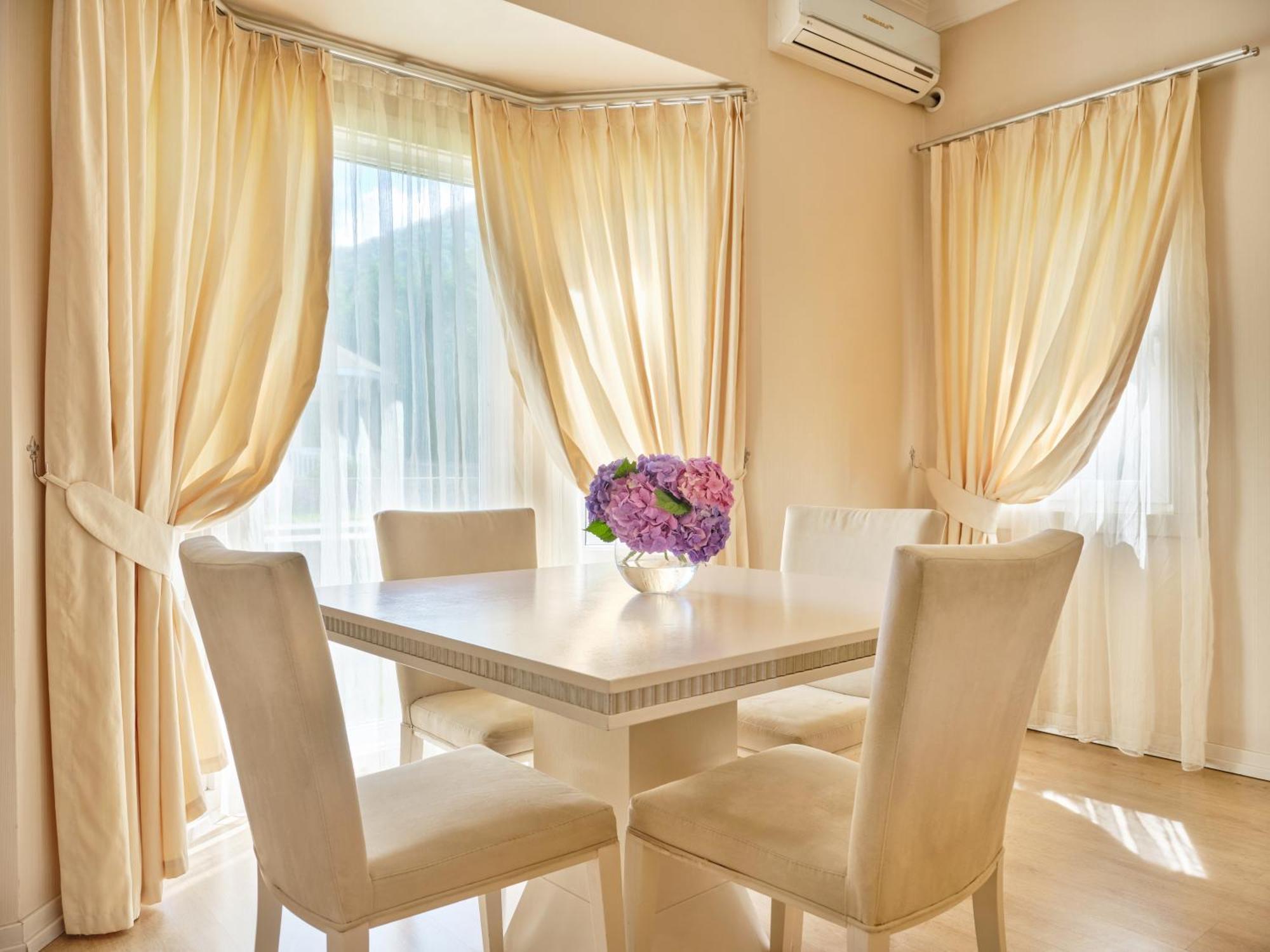 גאלבה Qafqaz Riverside Hotel מראה חיצוני תמונה Curtains in a dining room