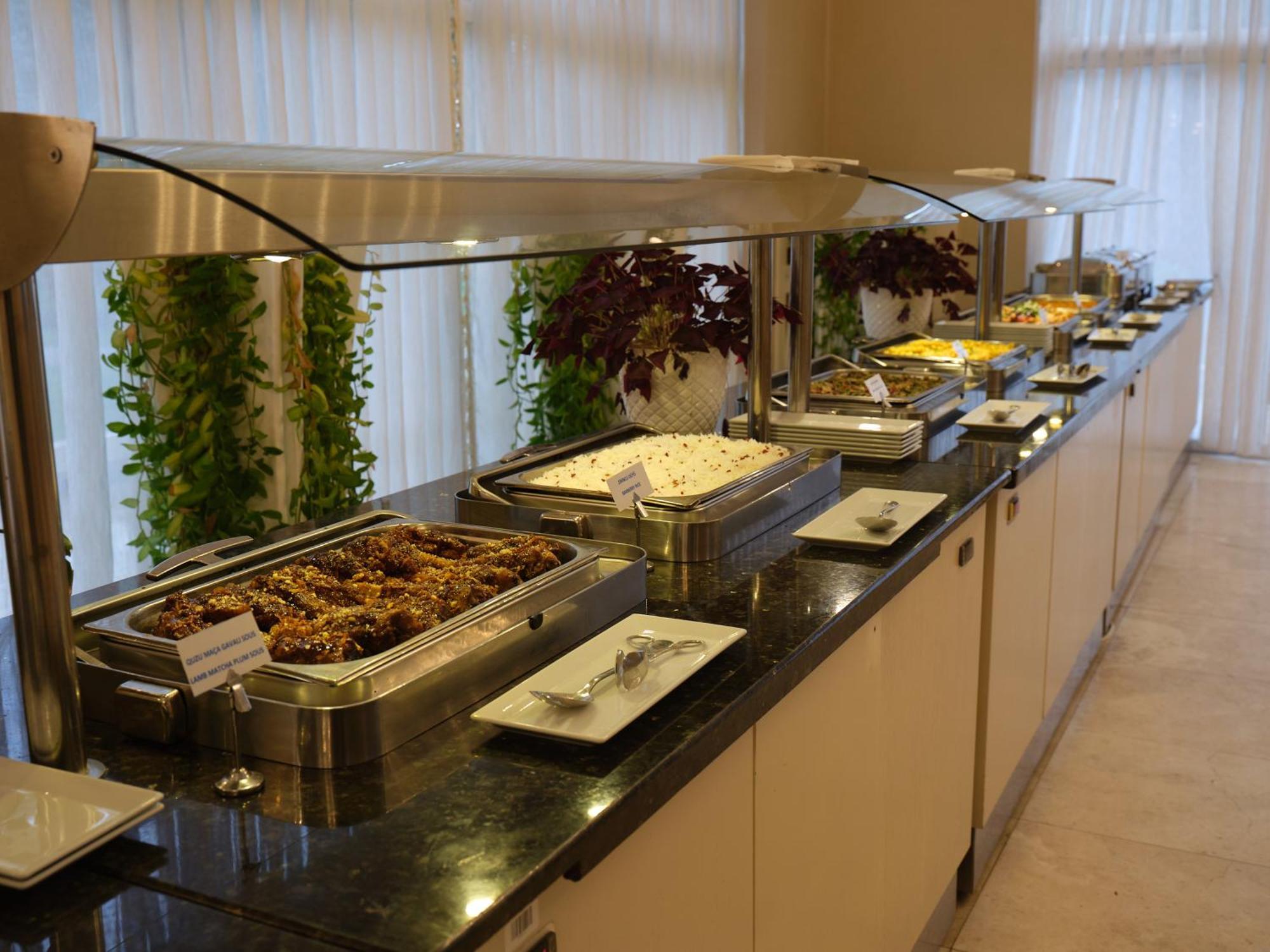 גאלבה Qafqaz Riverside Hotel מראה חיצוני תמונה A buffet at a hotel