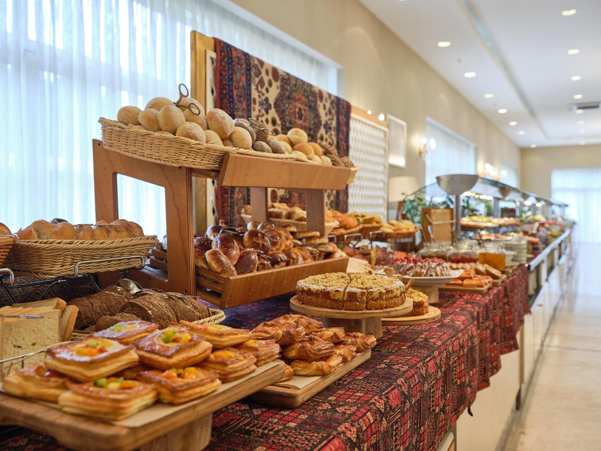 גאלבה Qafqaz Riverside Hotel מראה חיצוני תמונה A buffet at a hotel