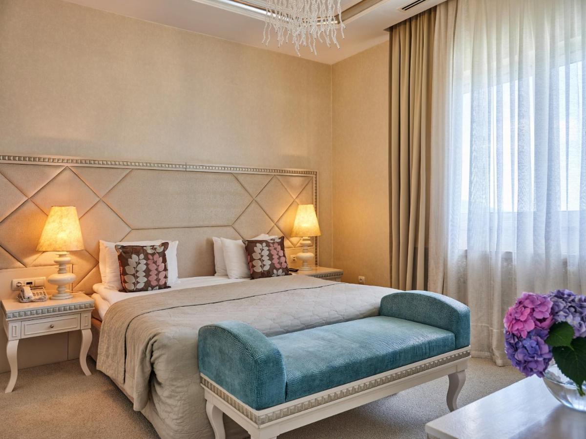 גאלבה Qafqaz Riverside Hotel מראה חיצוני תמונה A bedroom at the hotel