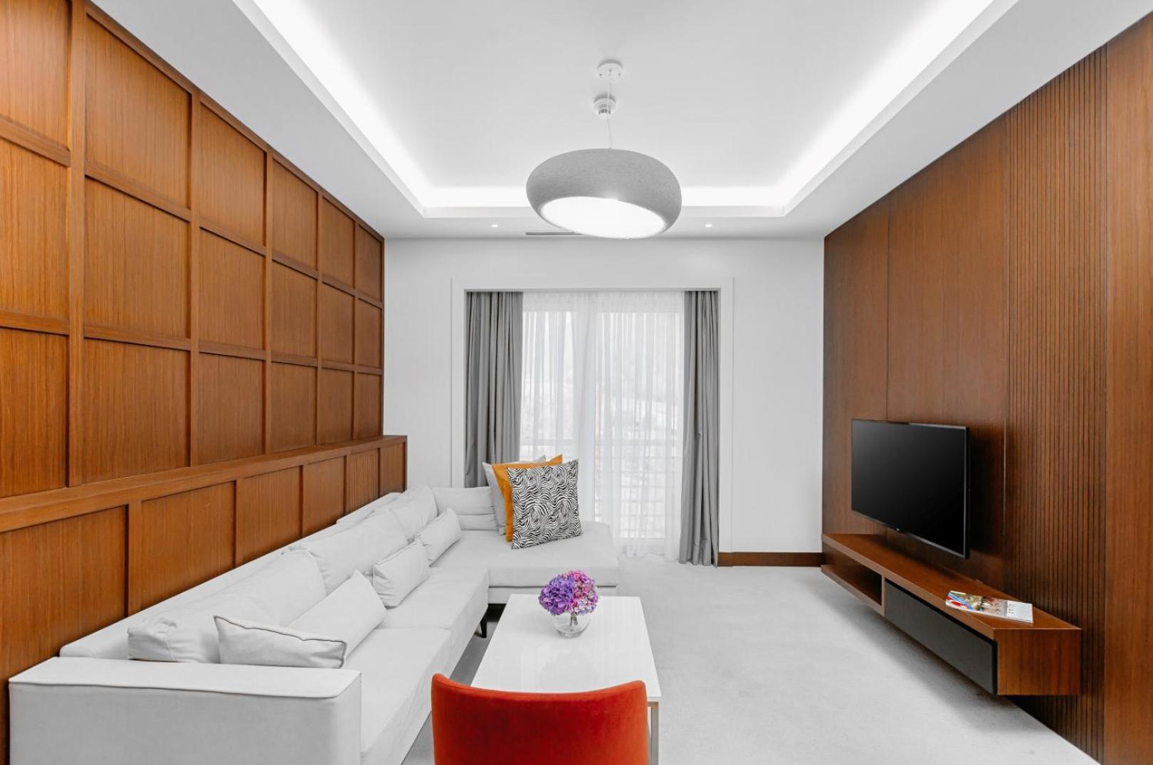גאלבה Qafqaz Riverside Hotel מראה חיצוני תמונה A living room with a white ceiling